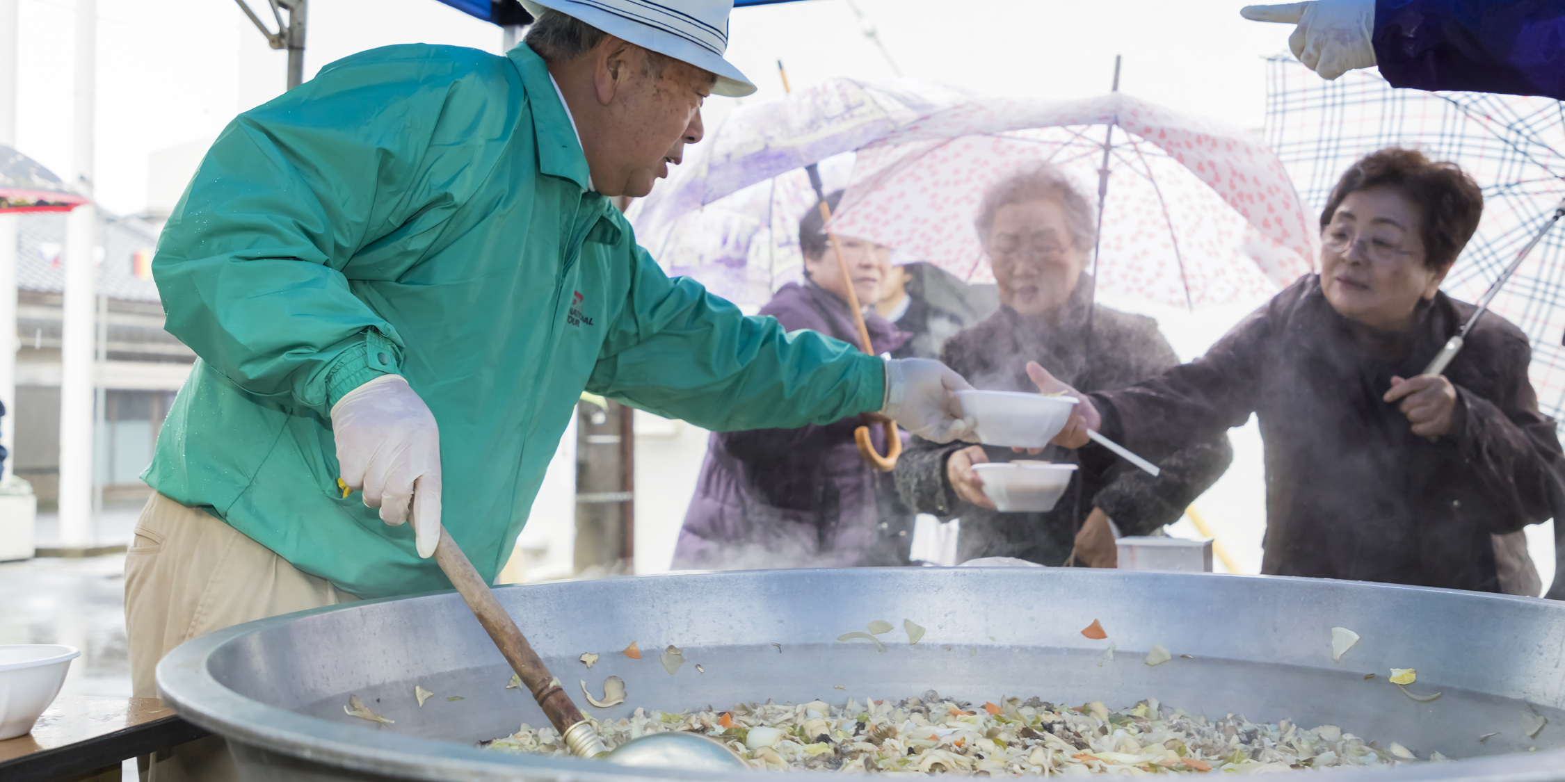 商業祭りいがっぺ市でバザーと舞茸汁の無料配布