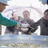 商業祭りいがっぺ市でバザーと舞茸汁の無料配布