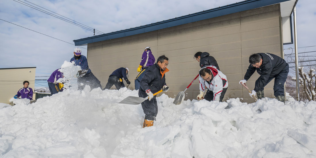 豪雪地帯ならではの事業。独居高齢者宅で雪下ろし