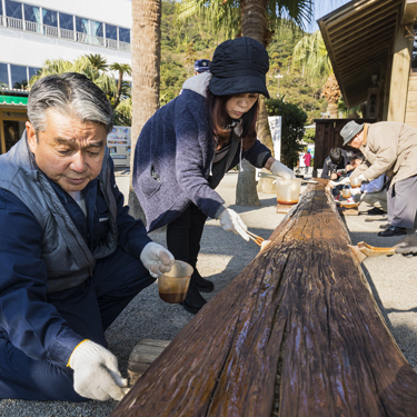 鵜戸神宮に寄贈したベンチの清掃と維持活動