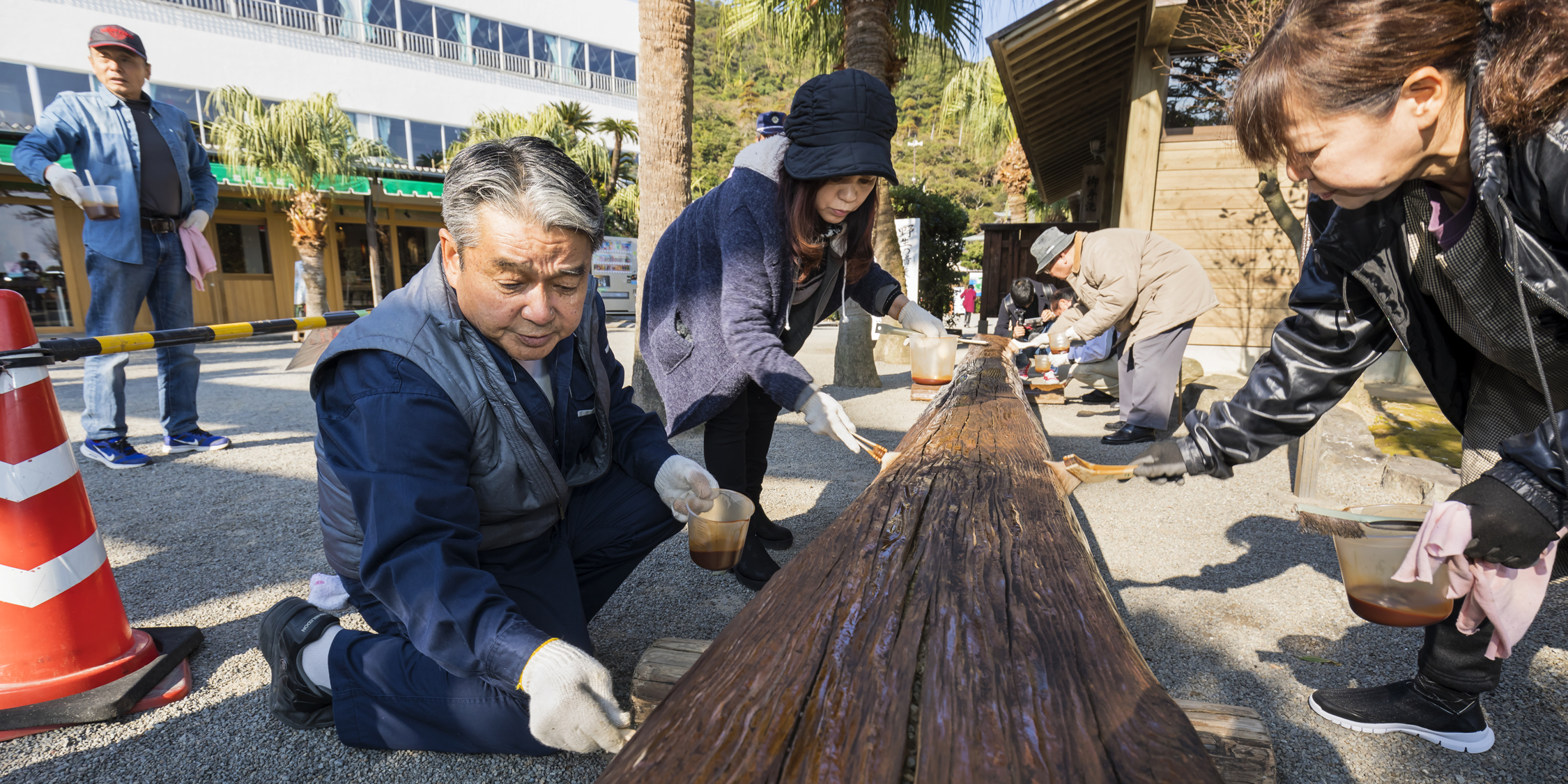 鵜戸神宮に寄贈したベンチの清掃と維持活動