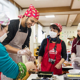 留学生たちに日本文化を。おせち作り体験実施