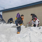 豪雪地帯ならではの事業。独居高齢者宅で雪下ろし