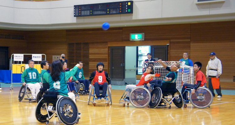 チームワークで支援 車いすハンドボール大会