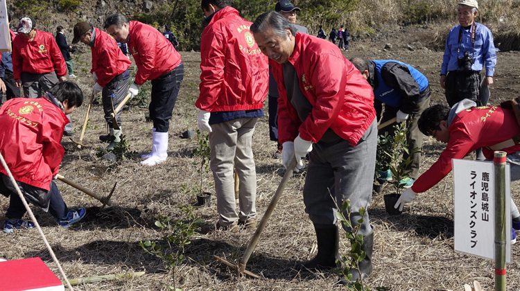 緑の少年団と共に植樹祭