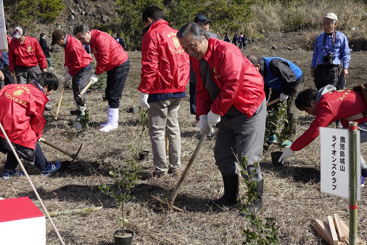 緑の少年団と共に植樹祭