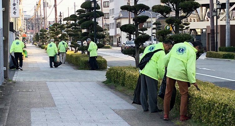 “友を忘れじ”の石碑前で心新たに