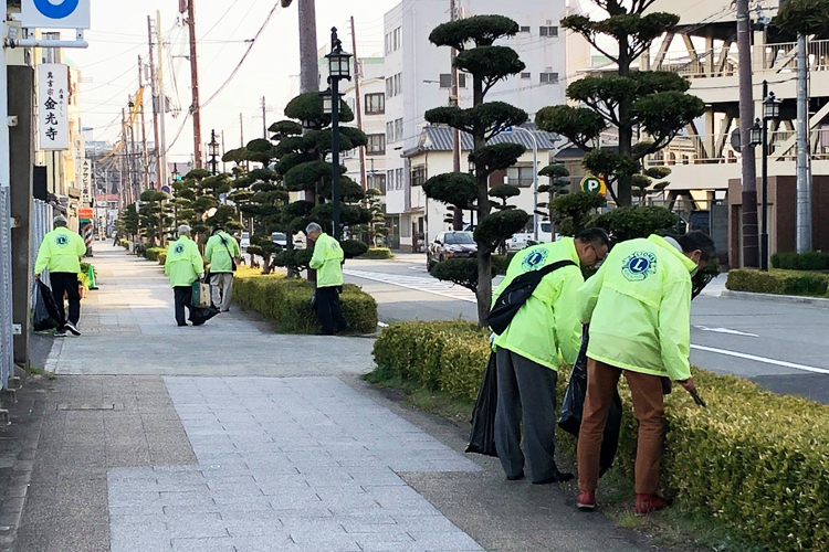 “友を忘れじ”の石碑前で心新たに