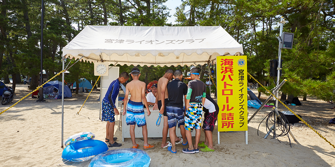 名勝･天橋立で海水浴客の安全を守る