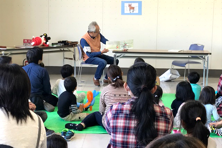 “5才児夢の絵画展”で 絵本の読み聞かせ会
