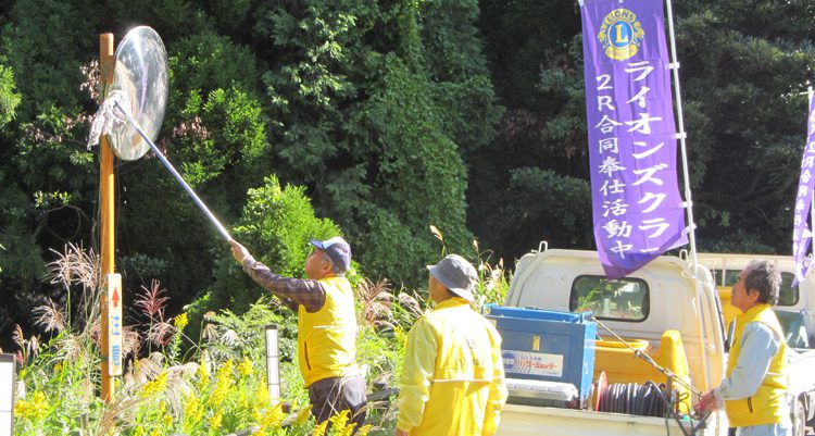 交通安全を願い1600カ所でカーブミラー清掃