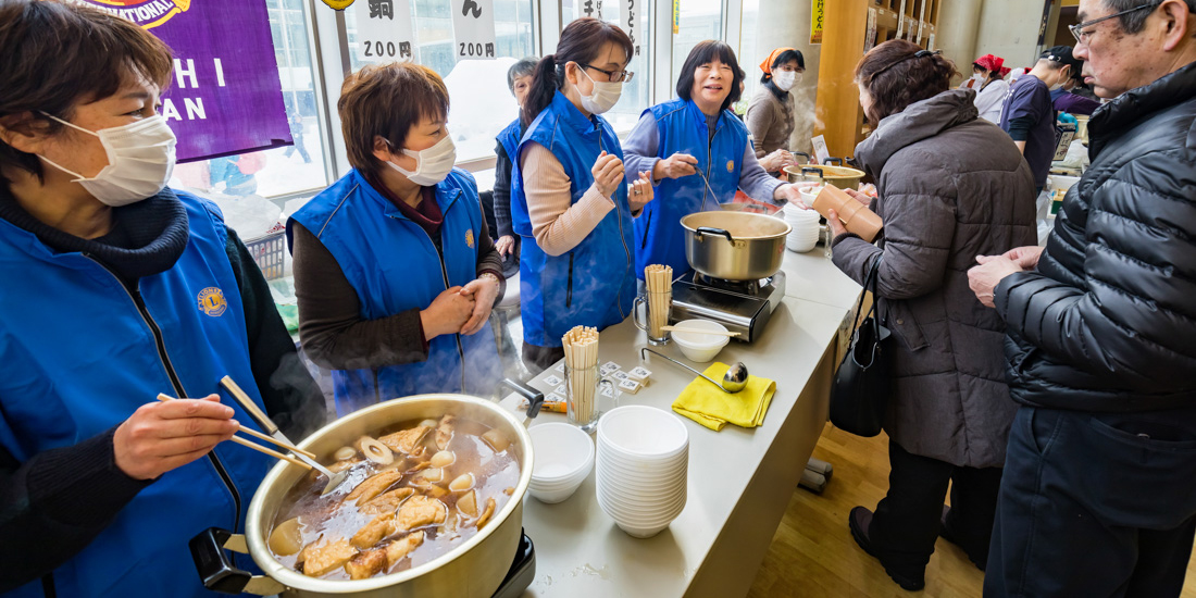 毎回違うメニューを提供うめぇものまつり出店