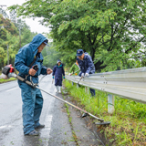 街道を彩るヤマザクラ並木　毎月清掃活動を実施