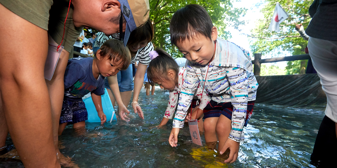 夏休みの思い出は ずぶ濡れで魚のつかみ取り