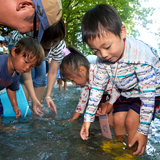 夏休みの思い出は ずぶ濡れで魚のつかみ取り