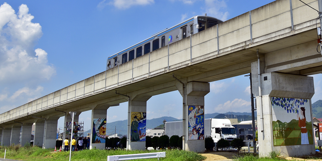 被災地を走る井原線橋脚に中学生が壁画を制作