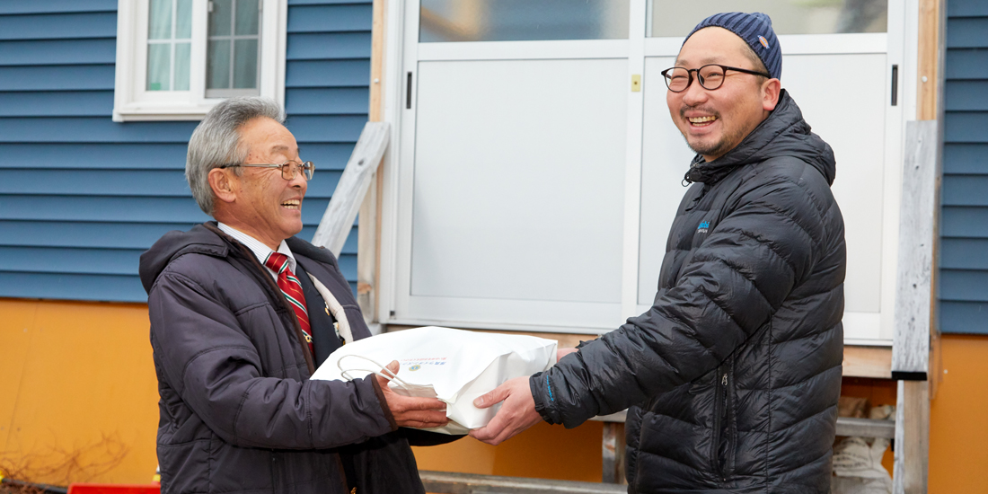 仮設住宅に 正月用の支援物資を配布