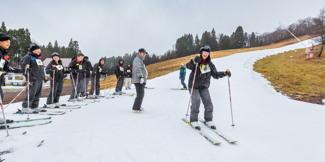 YCEプログラムの参加者とスキー研修