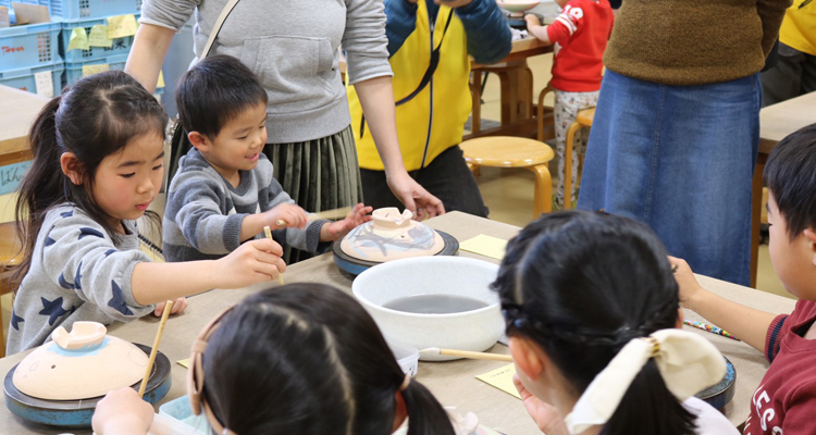 子どもたちの 萬古焼絵付け体験