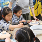 子どもたちの 萬古焼絵付け体験