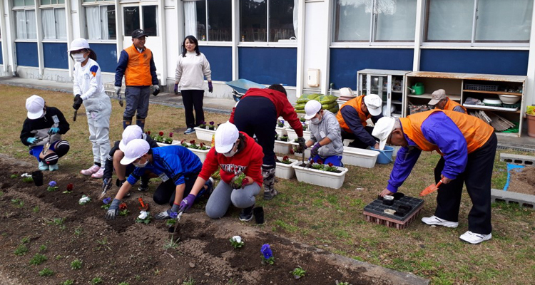 小学生と一緒に パンジーの植え付け