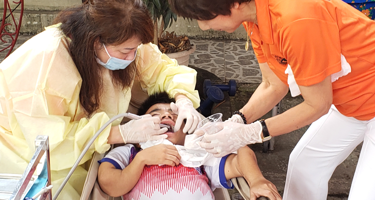 ベトナムの施設で 歯科治療奉仕