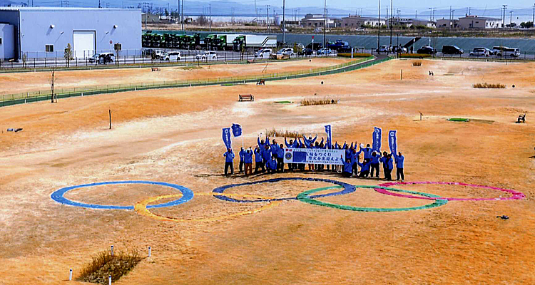 大空に五輪、大地に五輪 W五輪で聖火を歓迎