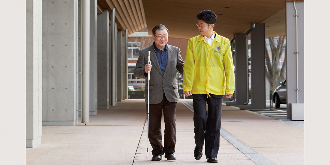 中途視覚障害者の社会参加を支援する白杖歩行講習会
