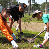 安らぐ公園を作るため東日本大震災復興祈念植樹