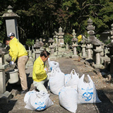 地域の歴史に思いをはせ清掃奉仕活動