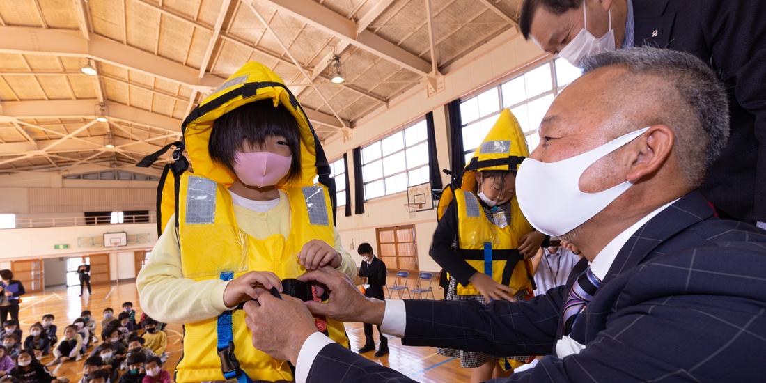 小学校で避難訓練とライフジャケットの寄贈