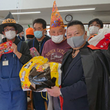 障害者施設へハロウィーンの菓子を贈呈