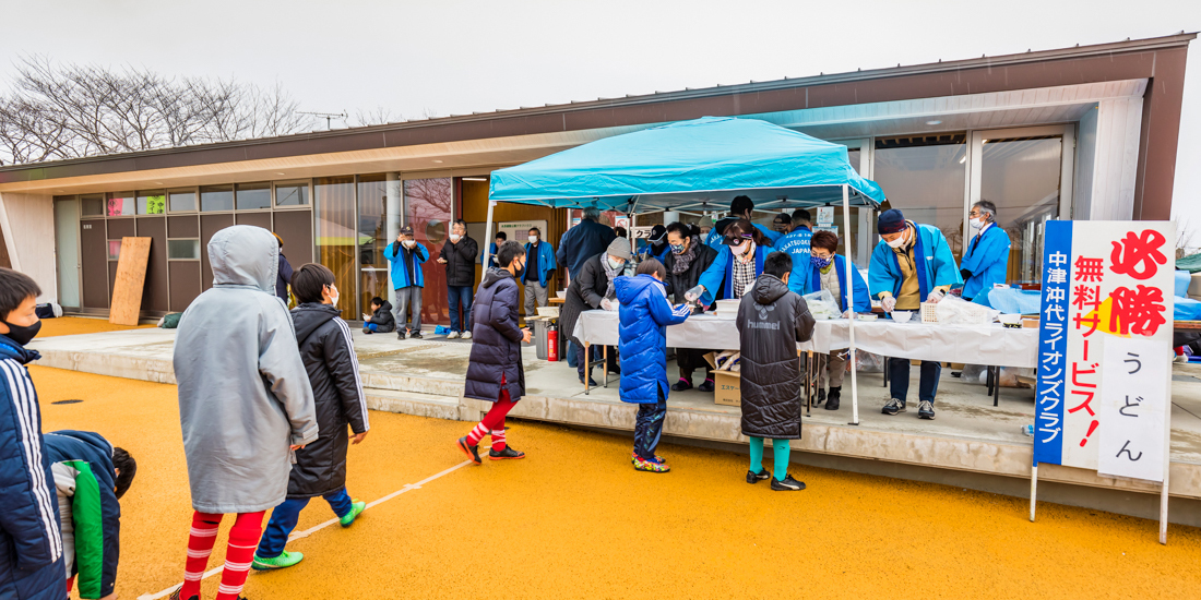 正月少年サッカー大会で”必勝うどん”奉仕