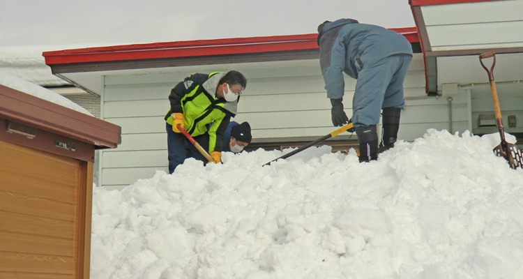 記録的豪雪を掘る 独居高齢者宅での除雪活動