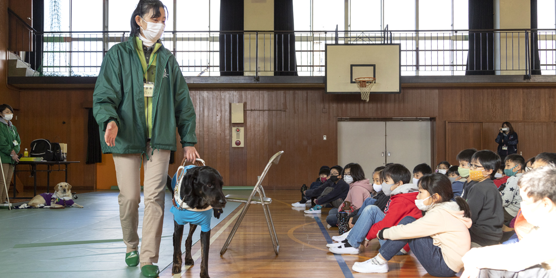 “つなぐ思いやりの心で” 盲導犬出前授業を実施