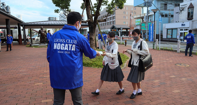 コロナに負けない！ 駅前で除菌シート配布