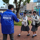 コロナに負けない！ 駅前で除菌シート配布