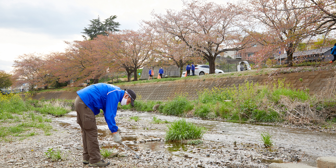 ふるさとの景色を守るため地域の川辺をきれいに