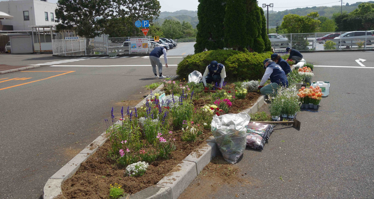 てんかんセンターの花壇整備に汗!!