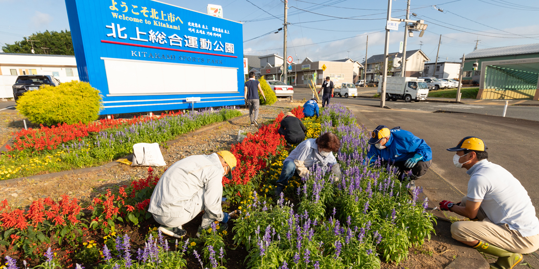 総合運動公園来場者を花壇で出迎え