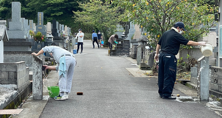 墓地区画を示す番号表示柱の洗浄作業