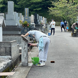 墓地区画を示す番号表示柱の洗浄作業