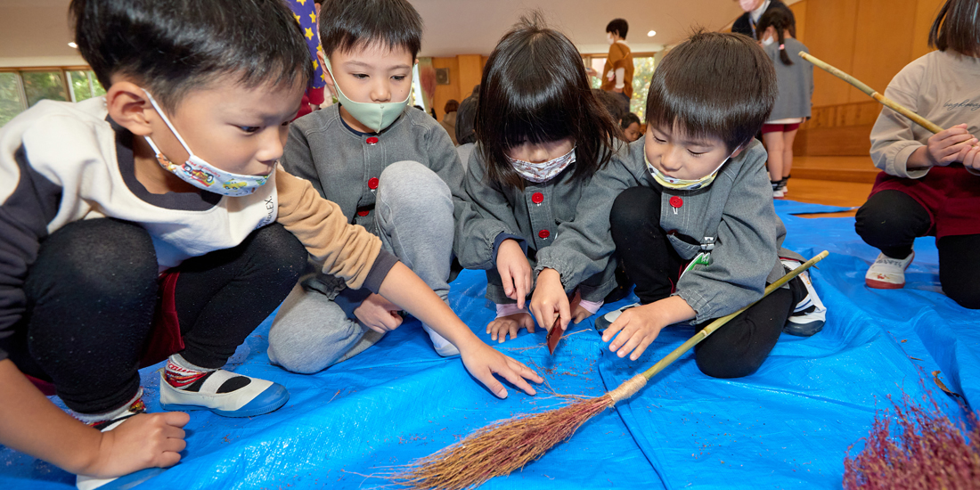 ほうき作りと”魔法”を教えるライオンズ