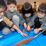 ほうき作りと”魔法”を教えるライオンズ