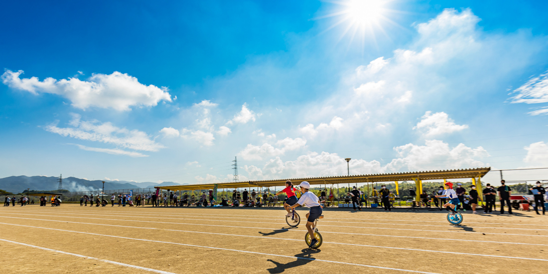 転んでもゴールを目指す小学生一輪車競走大会