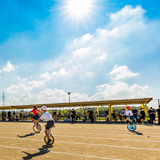 転んでもゴールを目指す小学生一輪車競走大会