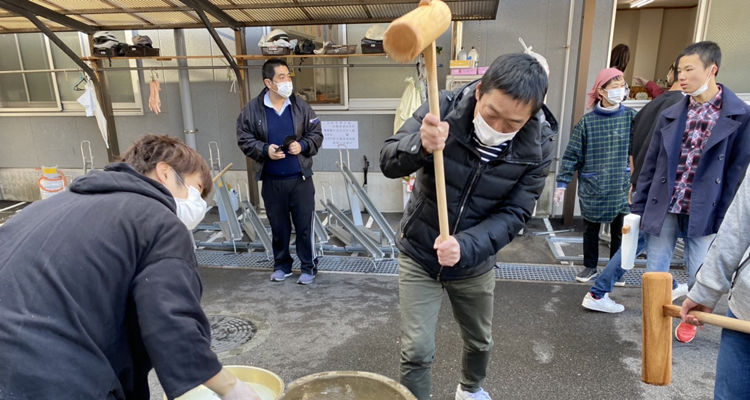 笑顔あふれる みどり寮餅つき奉仕