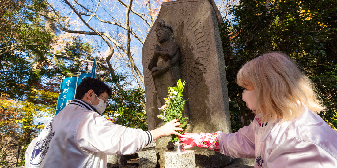 クラブで建立した観音像と献眼碑の清掃