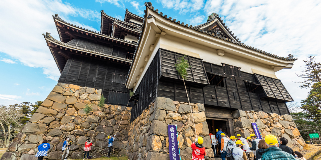 松江城の年末恒例行事 すす払いと天守閣の清掃