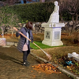献眼顕彰碑の除幕式と周辺清掃